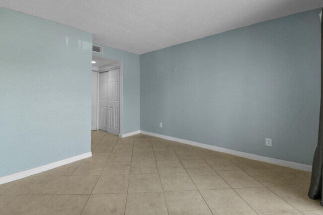 Building Photo - 1604 SE Green Acres Cir