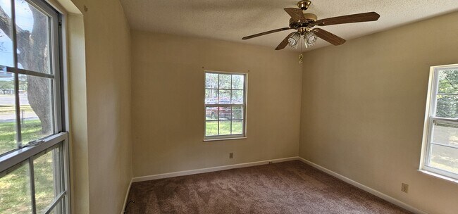 Building Photo - 725 Powell Dr