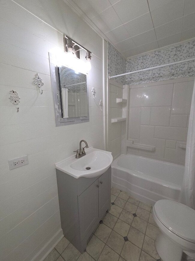 Building Photo - 209 Bartlett Ave