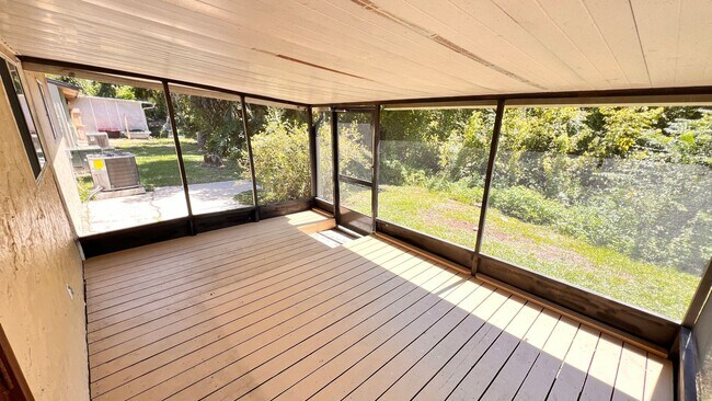 Building Photo - NEWLY RENOVATED 3 Bedroom/2 Bath Unit! Was...