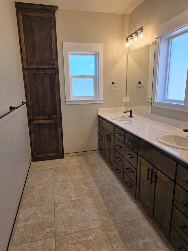 Building Photo - 3 bed 3 bath Brand-New Custom-Built home f...