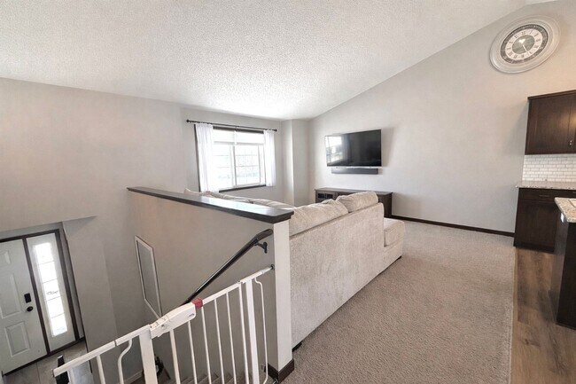 Building Photo - Beautiful 3bed 2bath Including a Master Suite