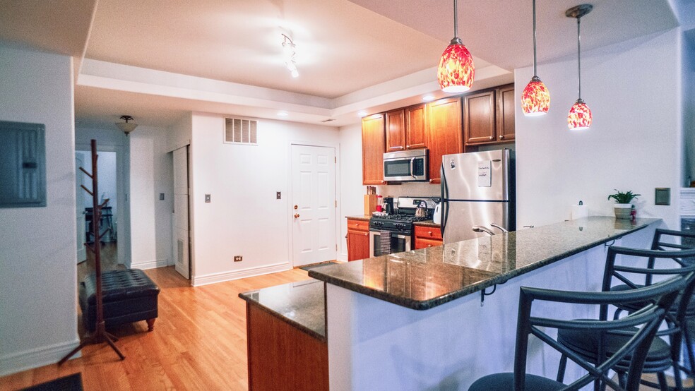 Kitchen and dining area - 6709 N Lakewood Ave
