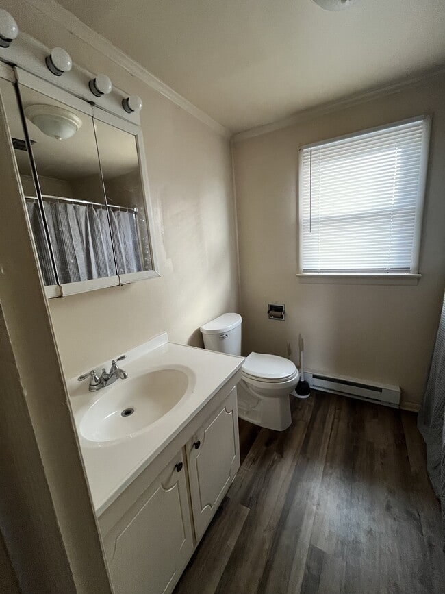 Building Photo - 611 Lincoln Way W