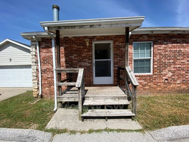 Building Photo - 501 W Warren Ave