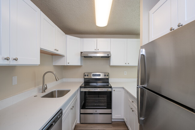 1 Bed 1 Bath Corner Unit - 750 Sq Ft - Rebecca Shores Apartment