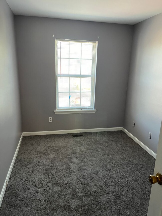 Building Photo - 3 bedroom, 2.5 bathroom townhouse in the q...