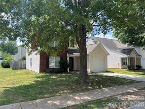 Building Photo - 1111 Delander Ln