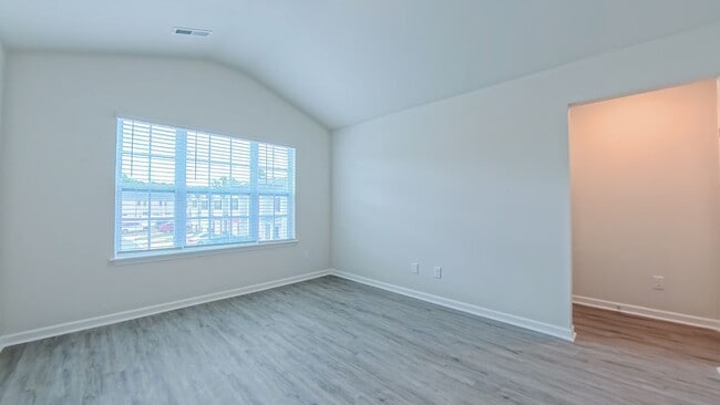 Building Photo - Spacious Townhome!