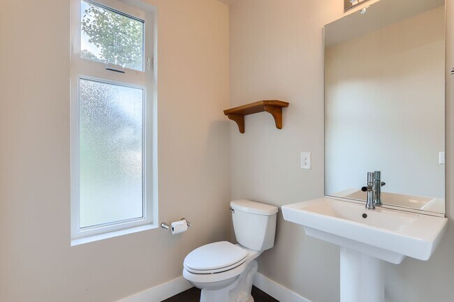 Building Photo - Modern 4-Bedroom Home with Designer Finish...