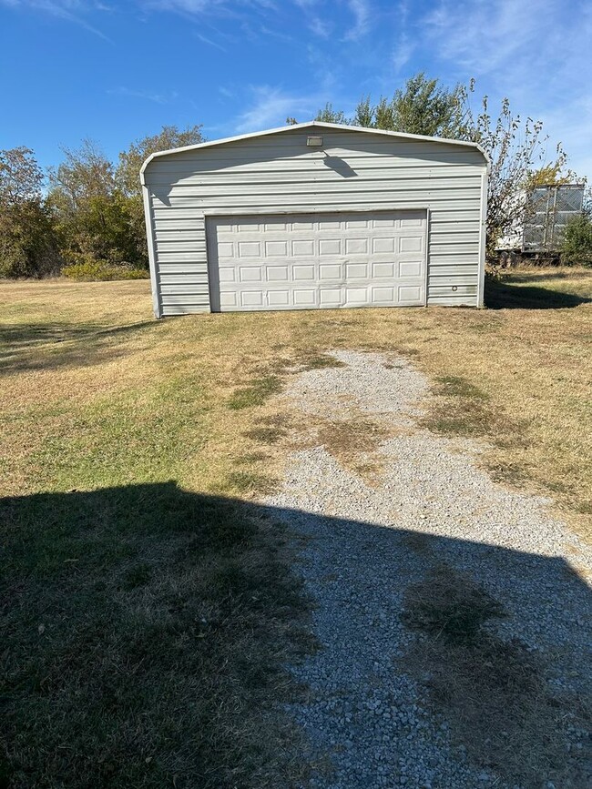 Building Photo - Nice 2 or 3 bedroom with covered front porch.