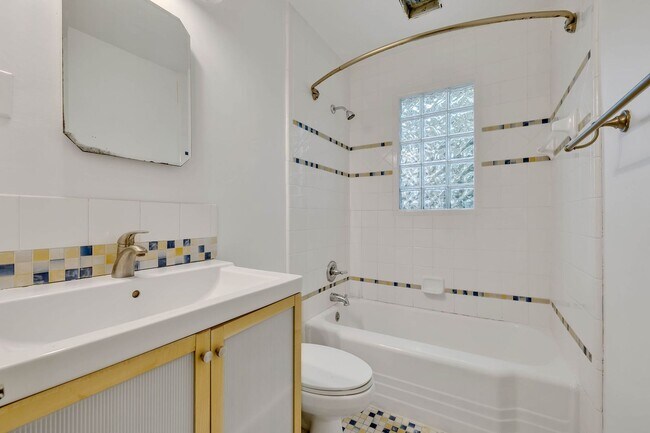 Building Photo - Charming and well-maintained 2-bd 1-bath h...