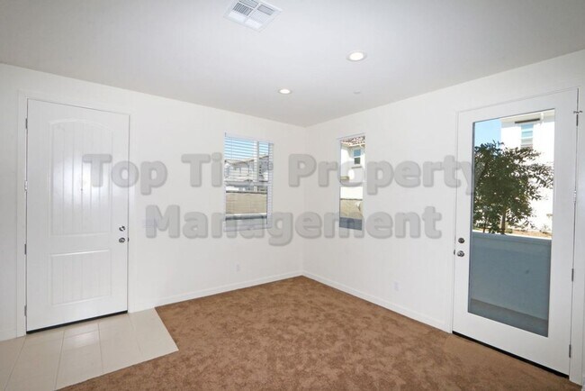 Building Photo - ***Charming 3 bed / 2.5 bath Townhome in O...