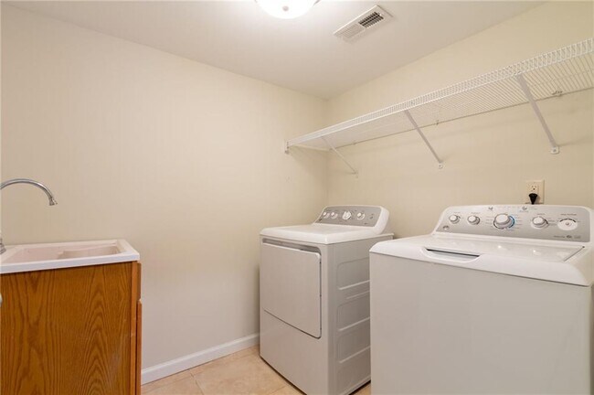 Building Photo - 3014 Skyland Dr NE