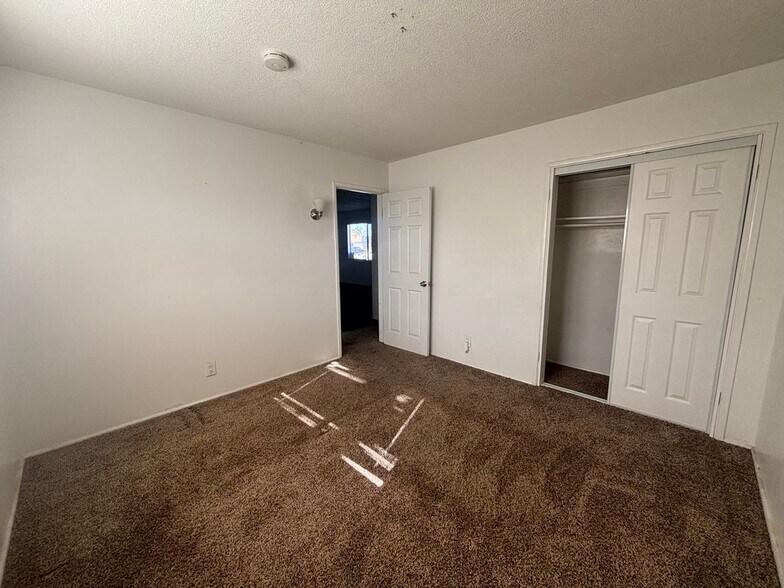 Building Photo - 701 E Oakland