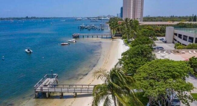 Building Photo - 5600 N Flagler Dr