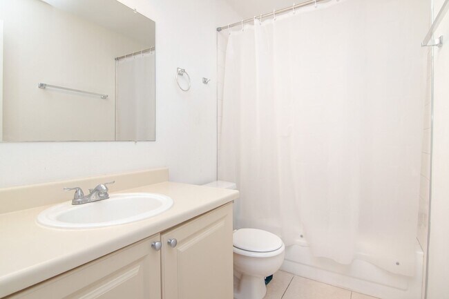 Building Photo - Cozy 1 Bed/ 1 Bath Condo for rent @ Blosso...