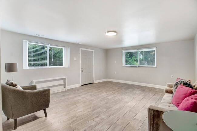 Building Photo - 105 Pineland Cir