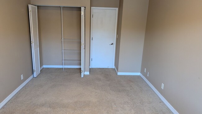 Building Photo - Beautuful 1 bed condo close to linden hills shopping, paths and the lakes!