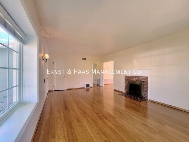 Building Photo - Beautiful Bixby Knolls 2 Bedroom Home with...