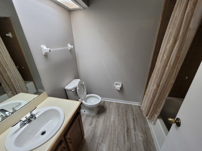 Building Photo - 5544 Cabot Dr N
