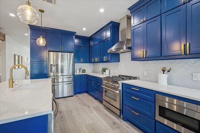 Building Photo - 515 E 9th St