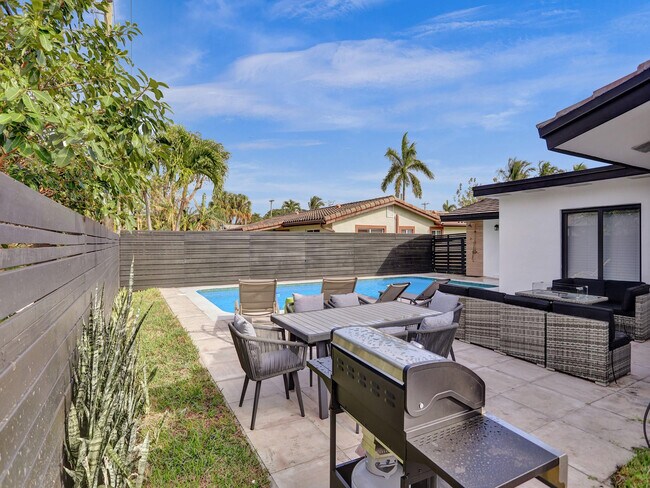 Building Photo - 5501 NE 18th Terrace