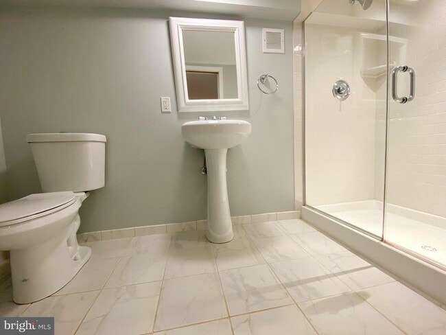 Building Photo - 432 E Luray Ave