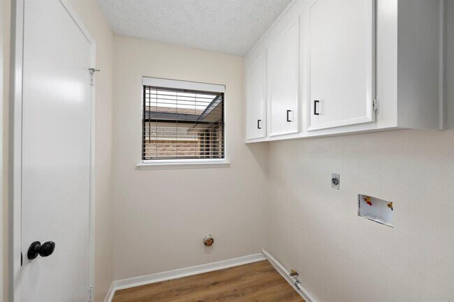 Building Photo - 21402 Park York Dr