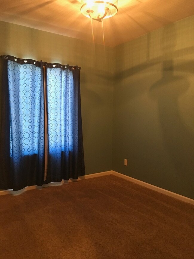 Building Photo - This immaculate single story 4Bedrooms, 2....