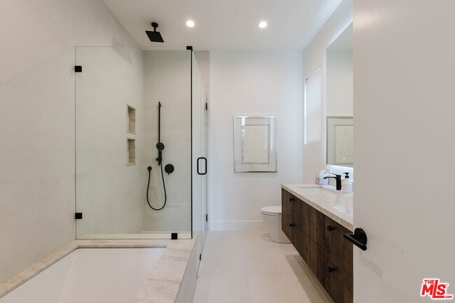 Building Photo - 2855 S Sycamore Ave