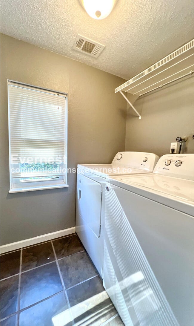 Building Photo - 4 Bed, 2 Bath Home with Garage / Pet-Frien...