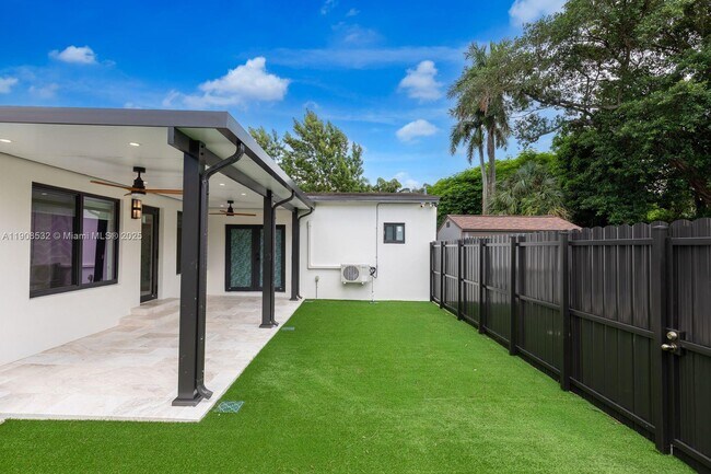 Building Photo - 5641 SW 67th Ave