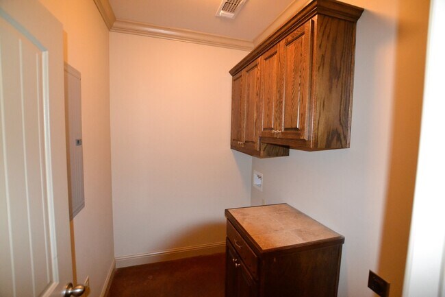 Building Photo - 4836 Rollins Rd