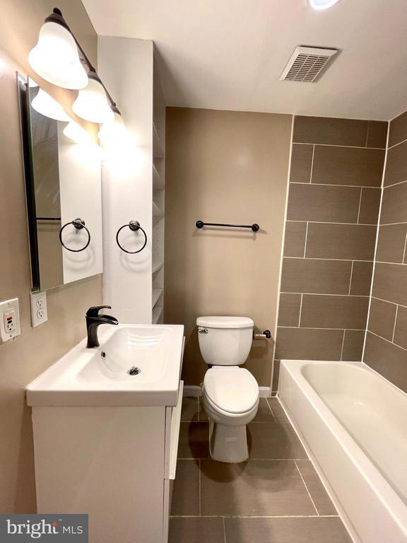 Building Photo - 819 12th St NE