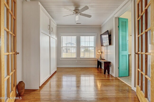 Building Photo - 2681 Island Dr