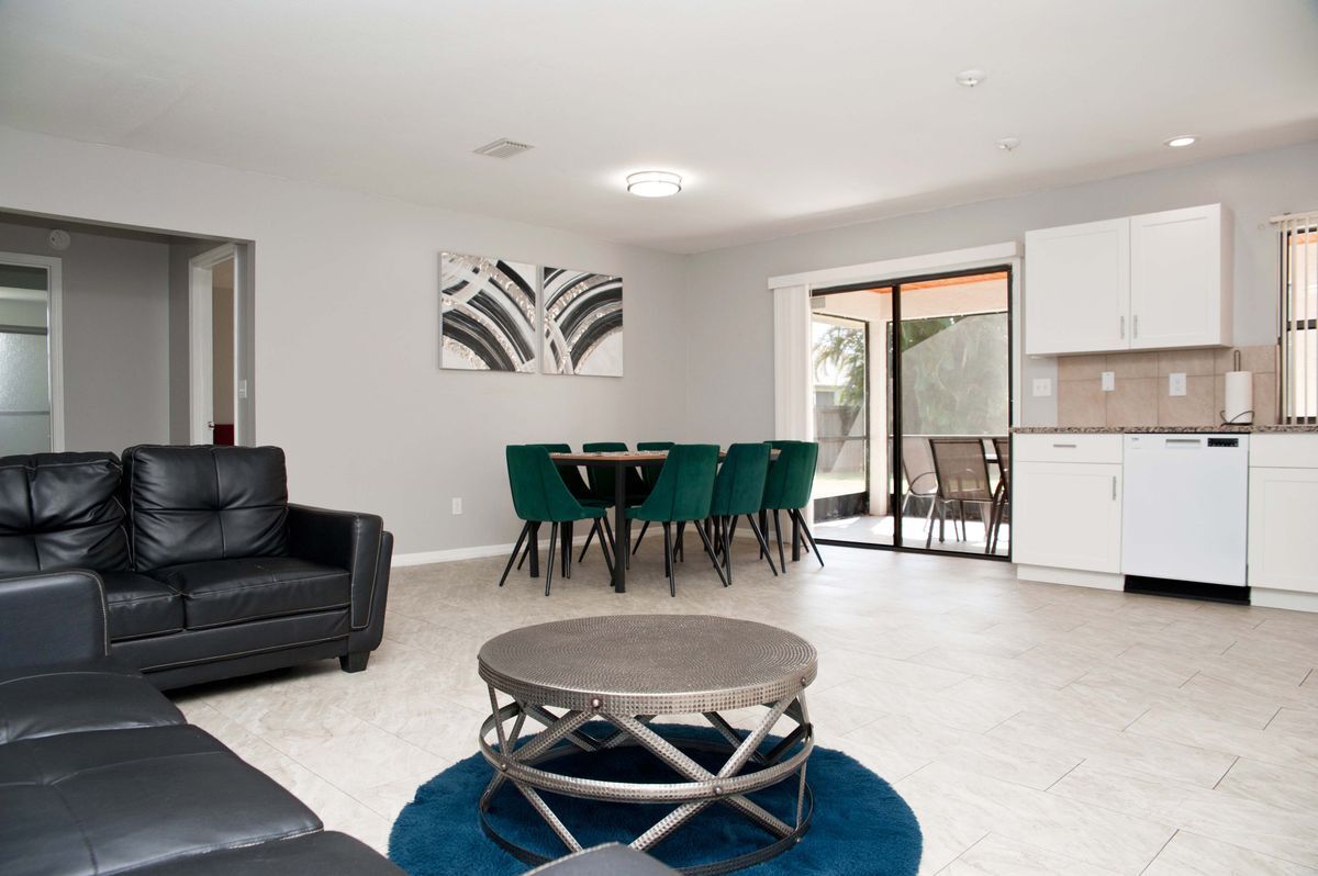 Building Photo - 722 SE Thanksgiving Ave