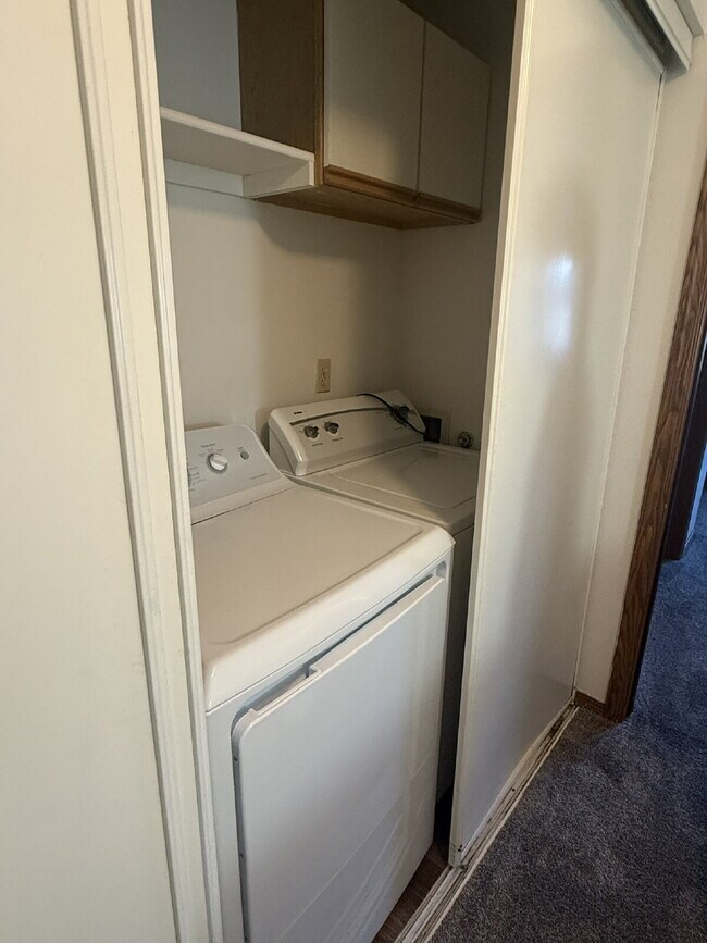 Building Photo - 2 Bedroom, 3 Bathroom Townhome Available for Immediate Move In