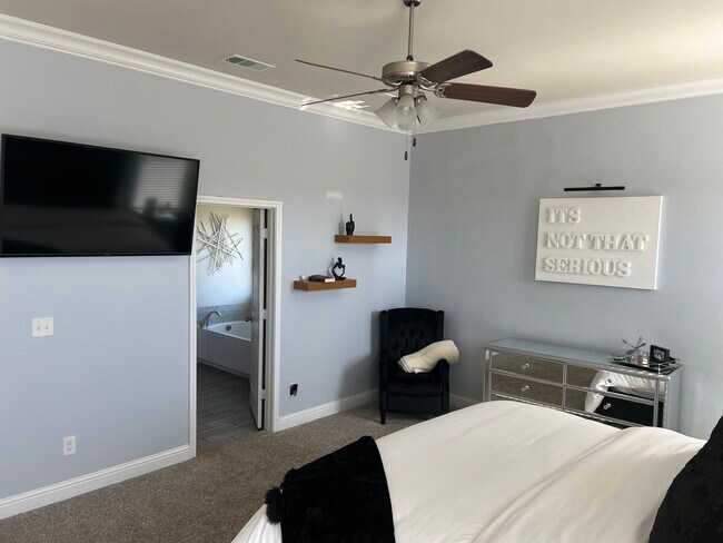 Building Photo - 10301 Valencia Ave