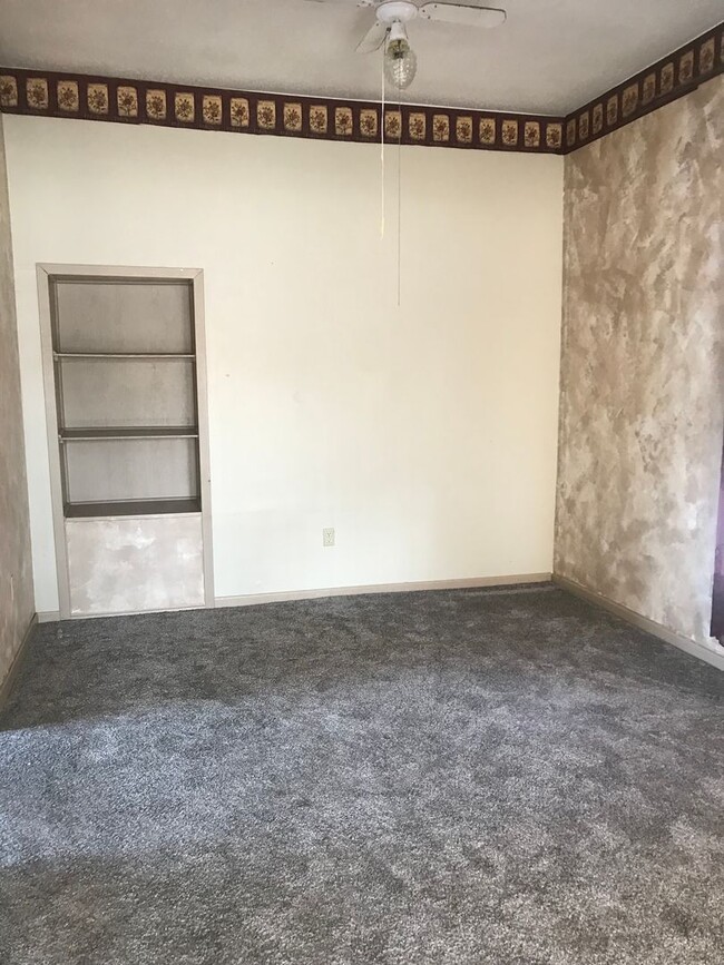Building Photo - 4 Bedrooms/2 Bath Home with attached Garage