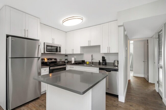 Building Photo - 110 S Manhattan Ave