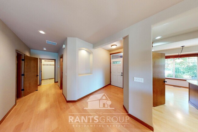 Building Photo - Beautiful Home in Hawks Prairie