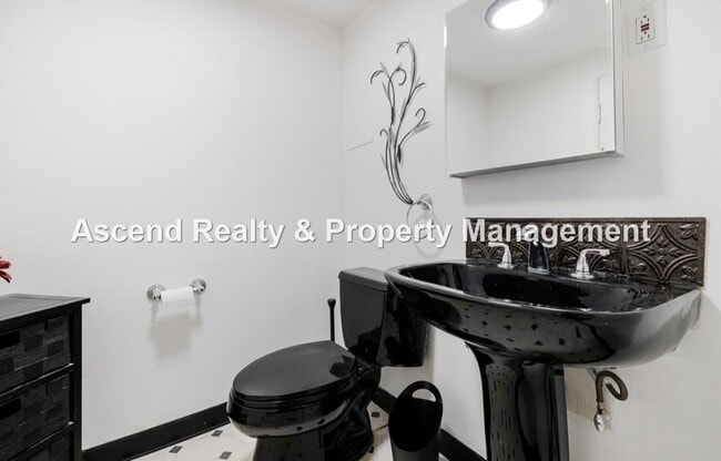 Building Photo - Available NOW! 3 Level 4bed/3bath Convenie...