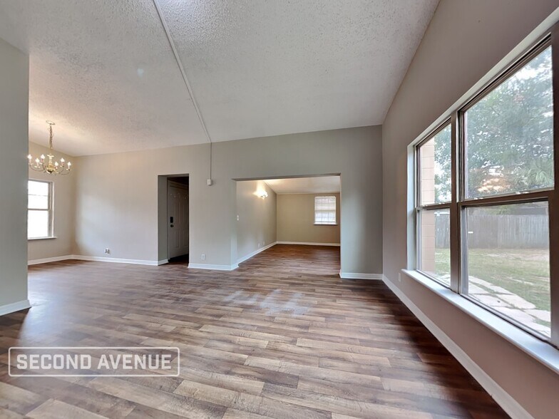 Building Photo - 3815 Rendale Dr N