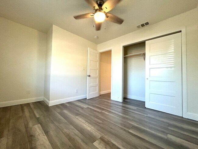 Building Photo - Beautiful Updated 2 Bedroom 2 Bathroom - C...