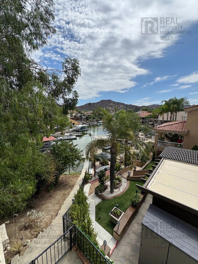 Building Photo - Waterfront Living in Canyon Lake!