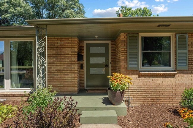 Building Photo - 2121 E Madison St