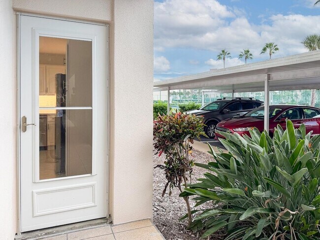 Building Photo - 7625 Sun Island Dr S