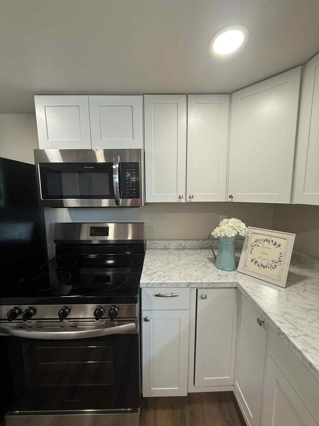 Building Photo - Newly Remodeled Duplex