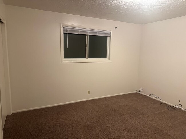 Building Photo - Spacious and recently updated, this 6-bedroom, 3-bathroom home in Ammon